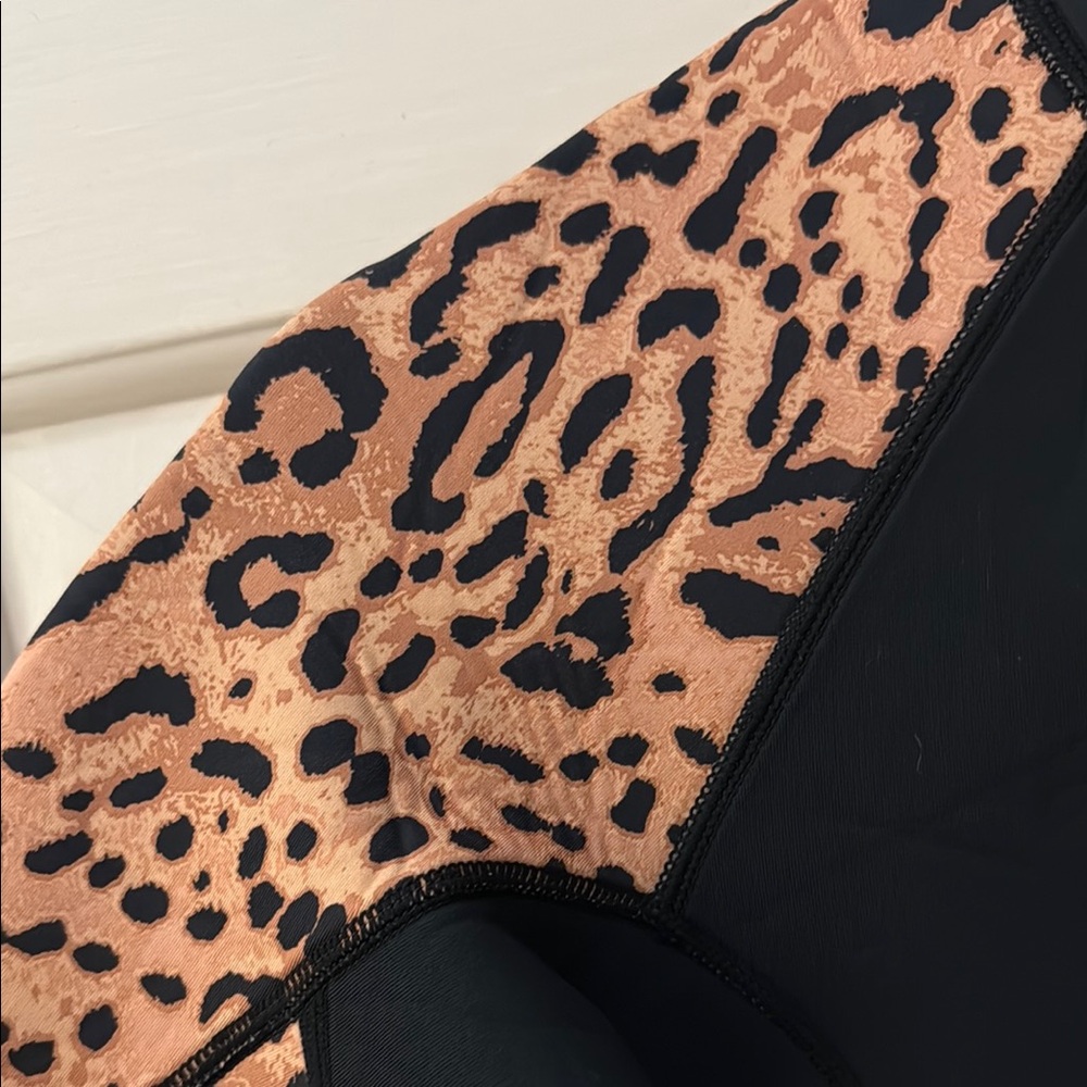 Billabong Black Wetsuit with Leopard Print Tan Sleeves - Picture 3 of 4